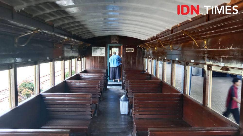 Penampakan gerbong kereta api wisata yang beroperasi di Museum KA Wisata Ambarawa. (IDN Times/Fariz Fardianto)