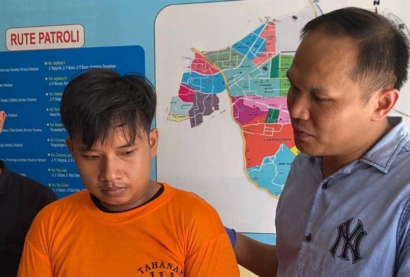 Tersangka DP digelandang petugas Polsek Sukarame. (DOK. Polsek Sukarame).