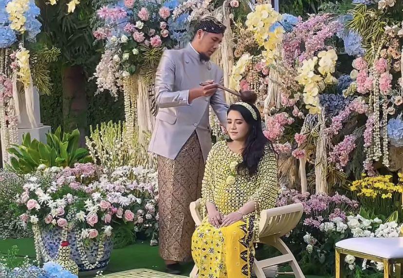 8 Momen Mitoni 7 Bulan Kehamilan Via Vallen, Nangis Ingat Alm. Ayah