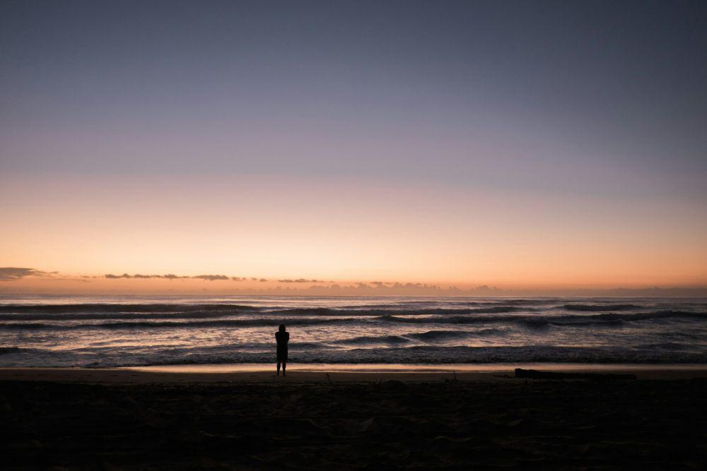 [PUISI] Gelombang Rindu di Pantai Sepi