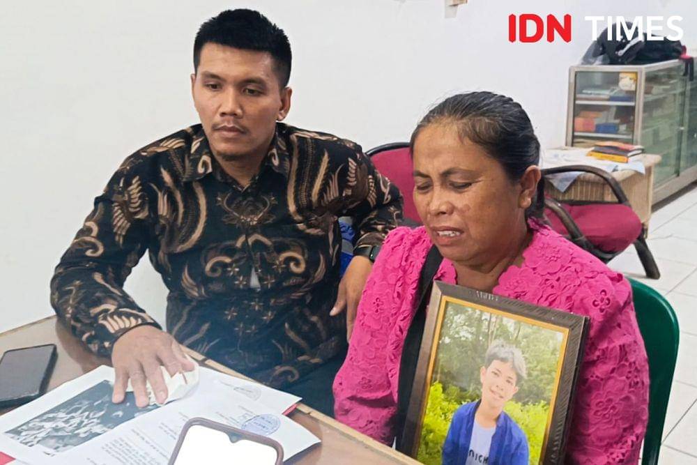 Lenny Damanik (kanan) ibu Mikael Histon Sitanggang yang meninggal diduga dianiaya oleh prajurit TNI menggelar konferensi pers di LBH Medan, Jumat (21/6/2024). (IDN Times/Prayugo Utomo)