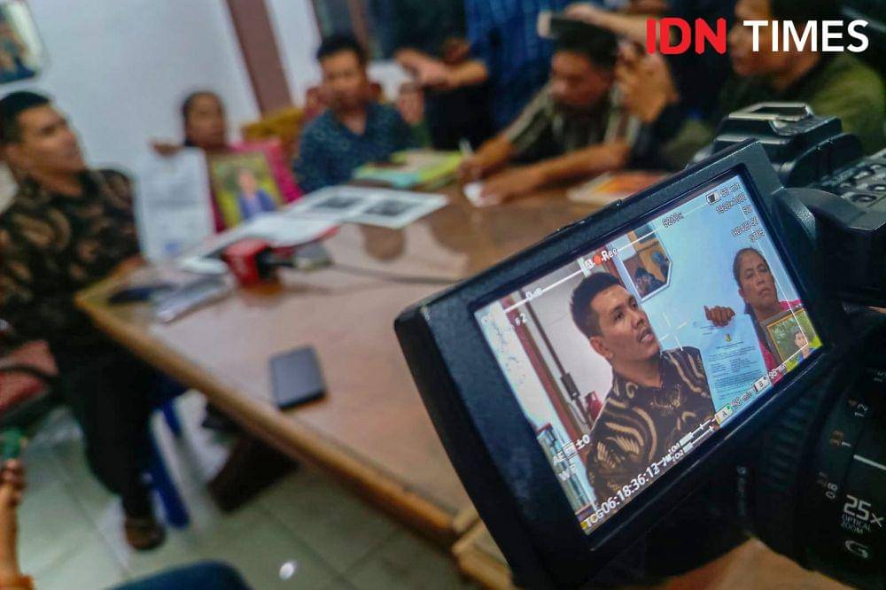Lenny Damanik (kanan) ibu Mikael Histon Sitanggang yang meninggal diduga dianiaya oleh prajurit TNI menggelar konferensi pers di LBH Medan, Jumat (21/6/2024). (IDN Times/Prayugo Utomo)
