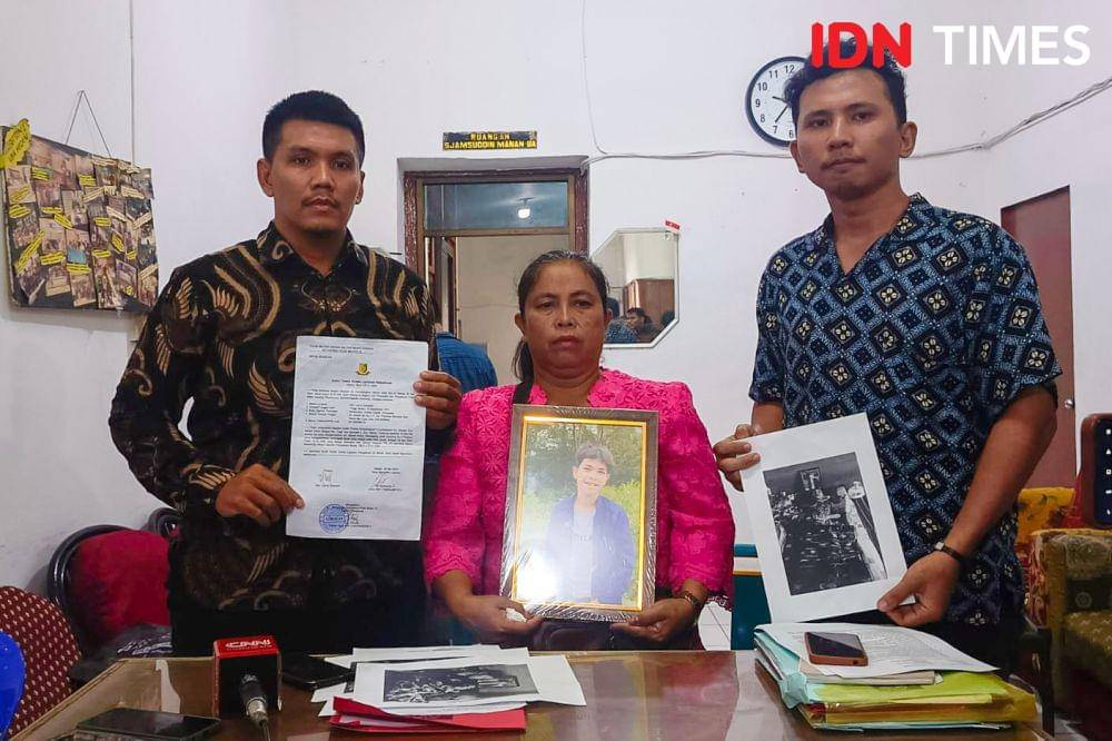 Lenny Damanik (tengah) ibu Mikael Histon Sitanggang yang meninggal diduga dianiaya oleh prajurit TNI menggelar konferensi pers di LBH Medan, Jumat (21/6/2024). (IDN Times/Prayugo Utomo)