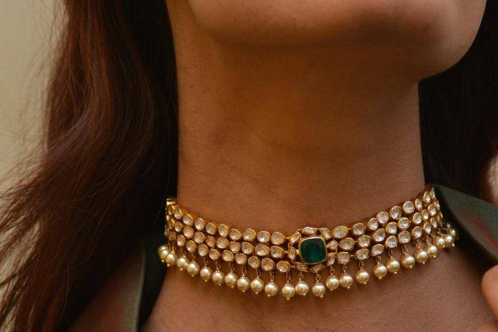 ilustrasi chocker necklace (pexels.com/arif khan)