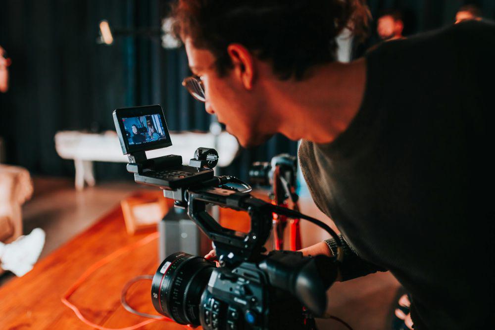 7 Daftar Lagu buat Iringi Video Cinematic, Catchy Banget!
