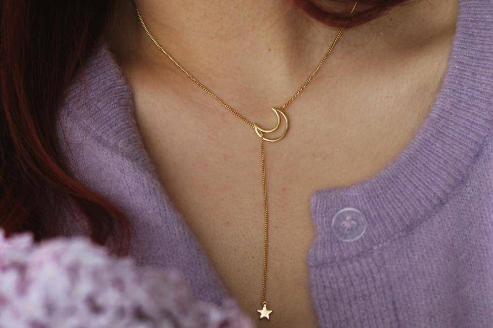 ilustrasi lariat necklace (pexels.com/Ioana Motoc)