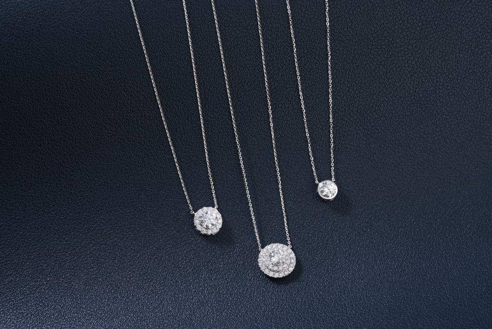 ilustrasi solitaire necklace (pexels.com/The Glorious Studio)