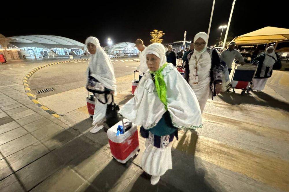 Jemaah Haji Debarkasi Surabaya Kloter Pertama Tiba Malam Ini