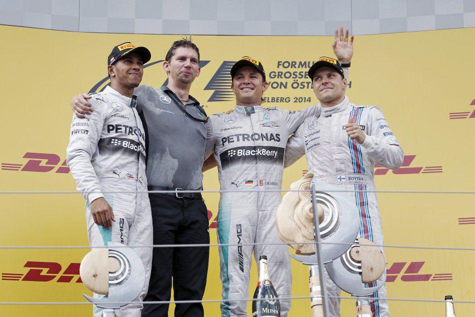 Nico Rosberg (kedua dari kanan) menjuarai GP Austria 2014 diikuti Lewis Hamilton (kiri) di podium kedua dan Valtteri Bottas (kanan) di podium ketiga. (fia.com)