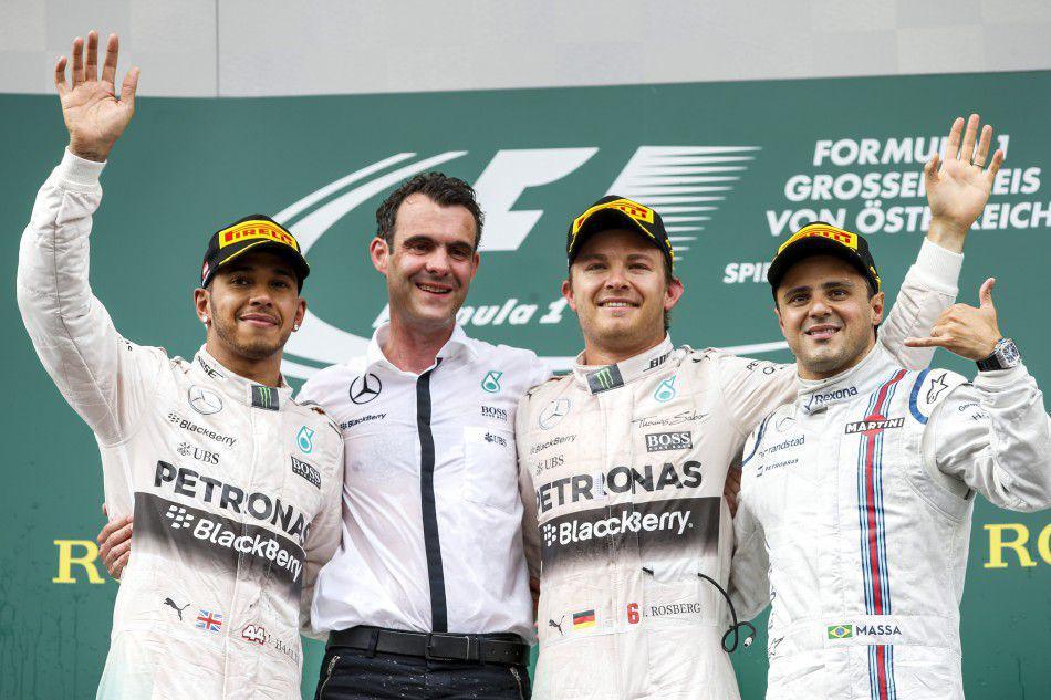 Nico Rosberg (kedua dari kanan) menjuarai GP Austria 2015 diikuti Lewis Hamilton (kiri) di podium kedua dan Felipe Massa (kanan) di podium ketiga. (fia.com)