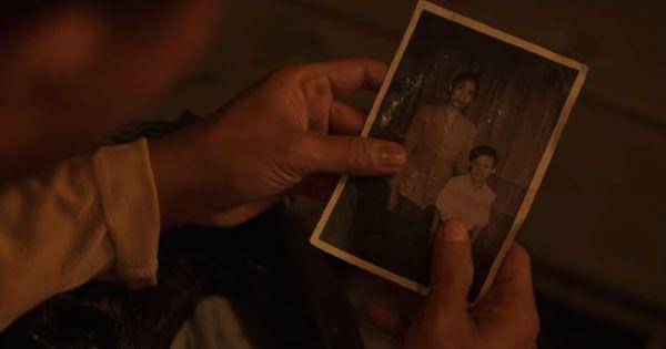 Wahyu menatap foto masa kecilnya ( Dok. Netflix / Nightmares and Daydreams )