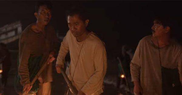 Wahyu mencari kerang bersama tetangganya ( Dok. Netflix / Nightmares and Daydreams )