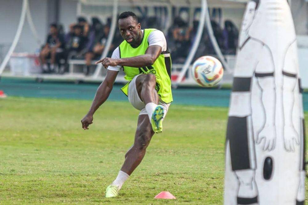 Donald Bissa dalam sesi official training PSM Makassar di Indomilk Arena Tangerang pada 6 Agustus 2023. (Instagram.com/psm_makassar)