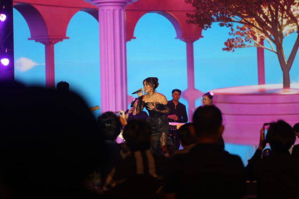 Raisa menghibur hadirin pada Customer Gathering The Morizen yang digelar Summarecon Mutiara Makassar, di Claro Hotel Makassar, Jumat malam (21/6/2024). (Dok. Istimewa)