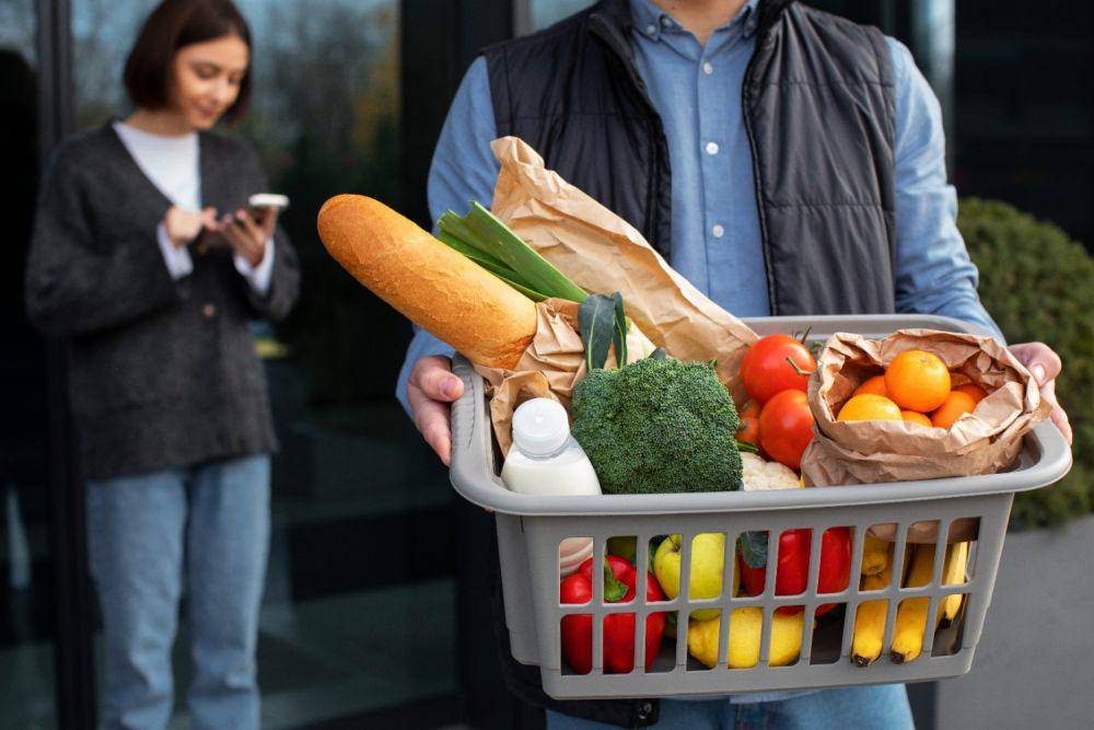 Ilustrasi pasangan berbelanja bahan makanan (freepik.com/freepik)