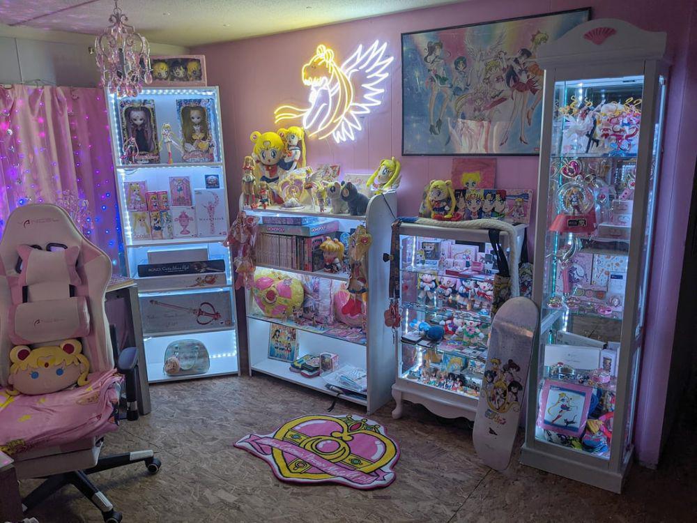 8 Potret Koleksi Sailor Moon, Koleksinya Penuh Satu Ruangan!