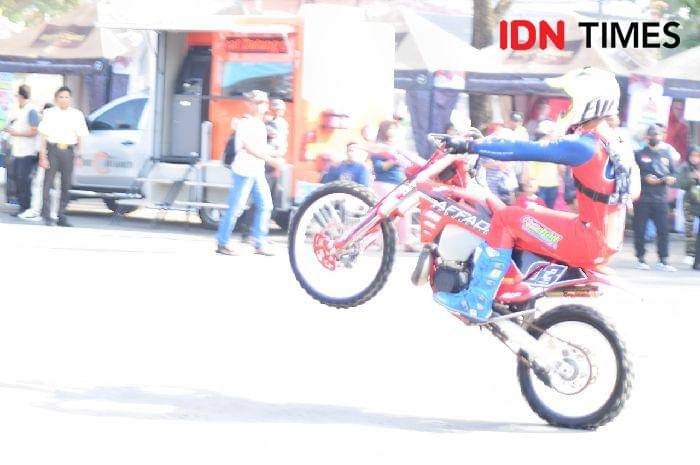 Salah satu trabaser sebelum lakukan start dalam rangka HUT Bhayangkara ke 78 di terminal wangon, Minggu (23/6/2024).(IDN Times/Cokie Sutrisno)