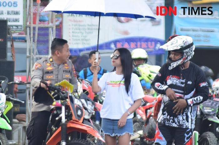 Salah satu polisi dan trabaser dari luar kabupaten banyumas sebelum lakukan start, Minggu (23/6/2024).(IDN Times/Cokie Sutrisno)