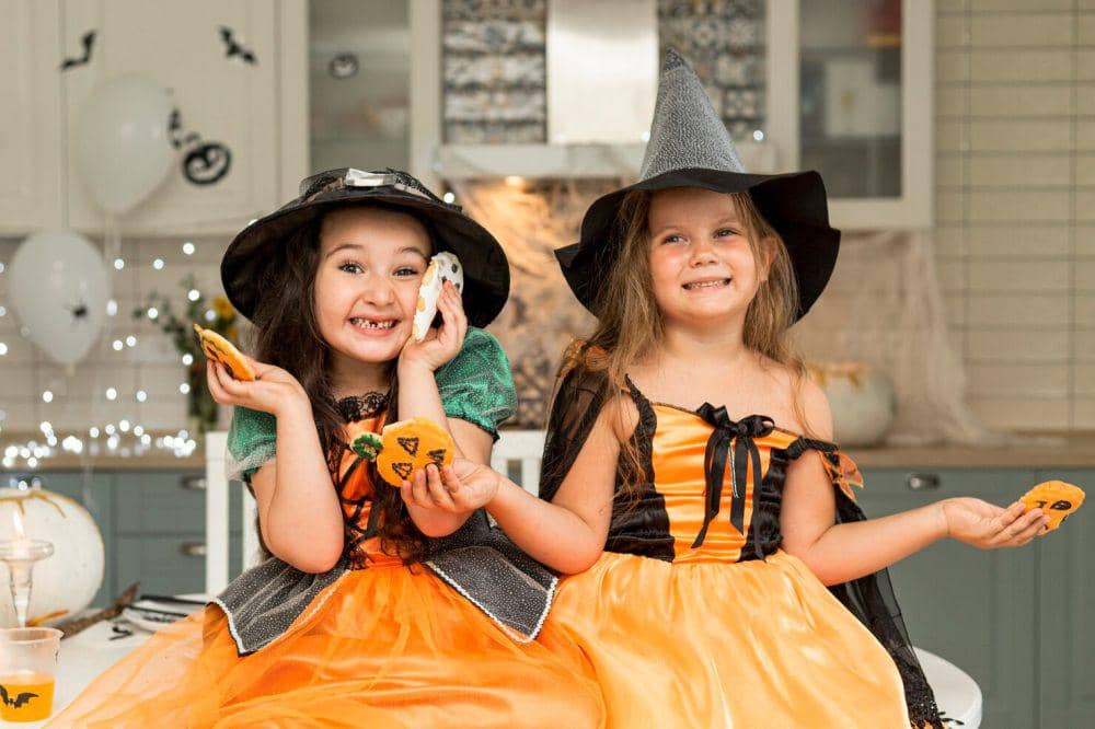 ilustrasi bermain drama dan pesta kostum (freepik.com/freepik)