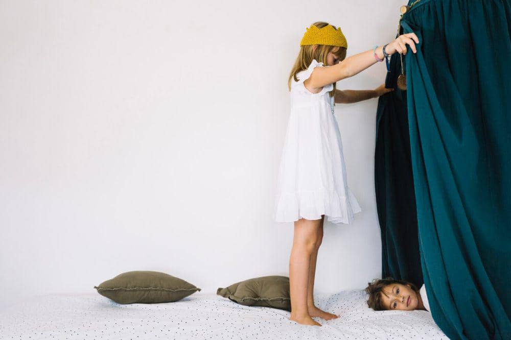 ilustrasi seorang anak sedang bermain (freepik.com/freepik)