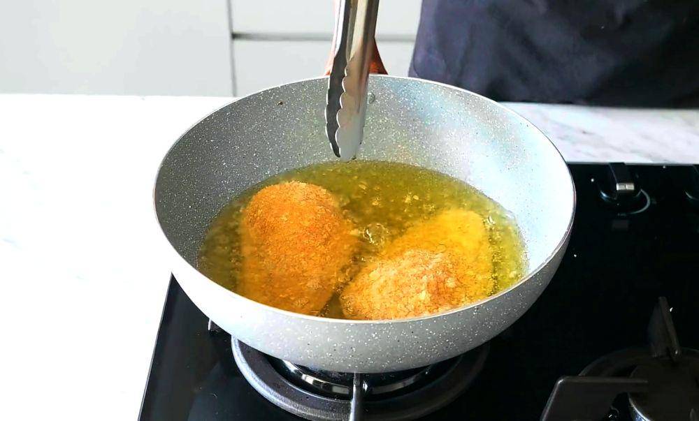 ilustrasi menggoreng chicken katsu (youtube.com/Willgoz Kitchen)