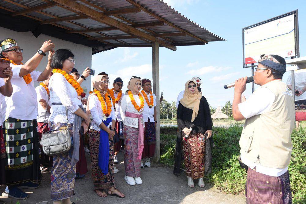 Direktur Utama PT Pertamina (Persero) Nicke Widyawati bersama pemred media massa nasional meninjau langsung penggunaan energi bersih yang dihasilkan solar PV untuk menyalurkan energi bagi Subak Lauh Batu. (Dok. Pertamina)