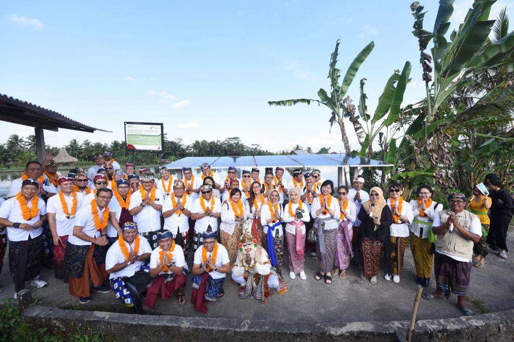 Direktur Utama PT Pertamina (Persero) Nicke Widyawati bersama pemred media massa nasional meninjau langsung penggunaan energi bersih yang dihasilkan solar PV untuk menyalurkan energi bagi Subak Lauh Batu. (Dok. Pertamina)