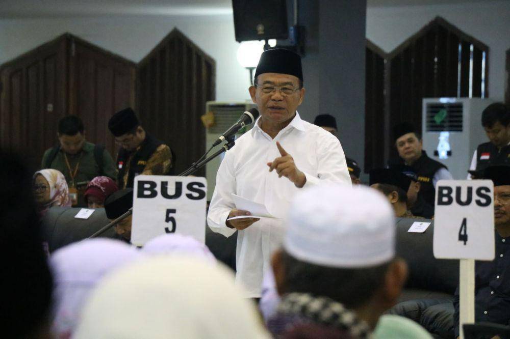Menko PMK Muhadjir Effendy menyambut kedatangan jemaah haji kloter pertama di tanah air. (Dok. Humas Kemenko PMK).