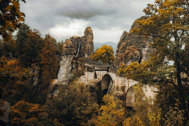 gambar pemandangan di Saxon Switzerland National Park (unsplash.com/Daniel J. Schwarz)
