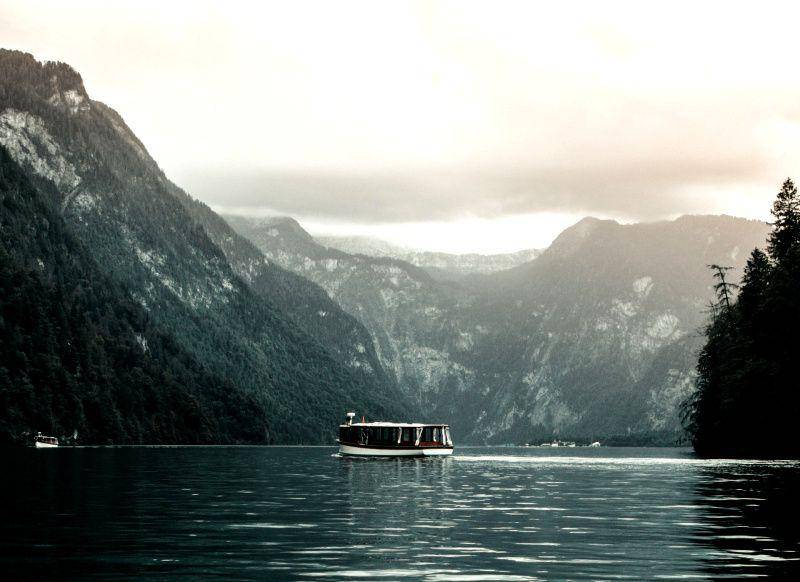 gambar pemandangan di Königssee Lake (unsplash.com/Josef Wörle)