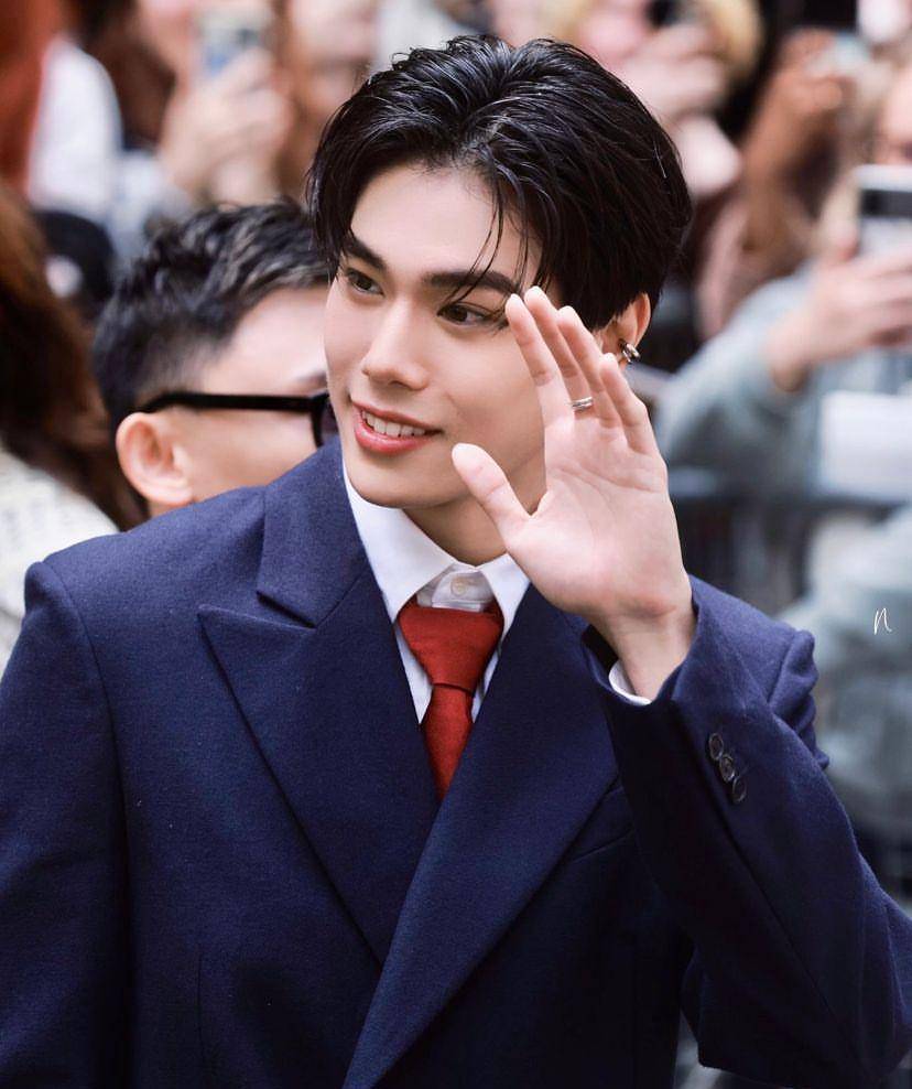 potret Tay Tawan dan Phuwin Tangsakyuen di Paris Fashion Week (instagram.com/gmmtv)