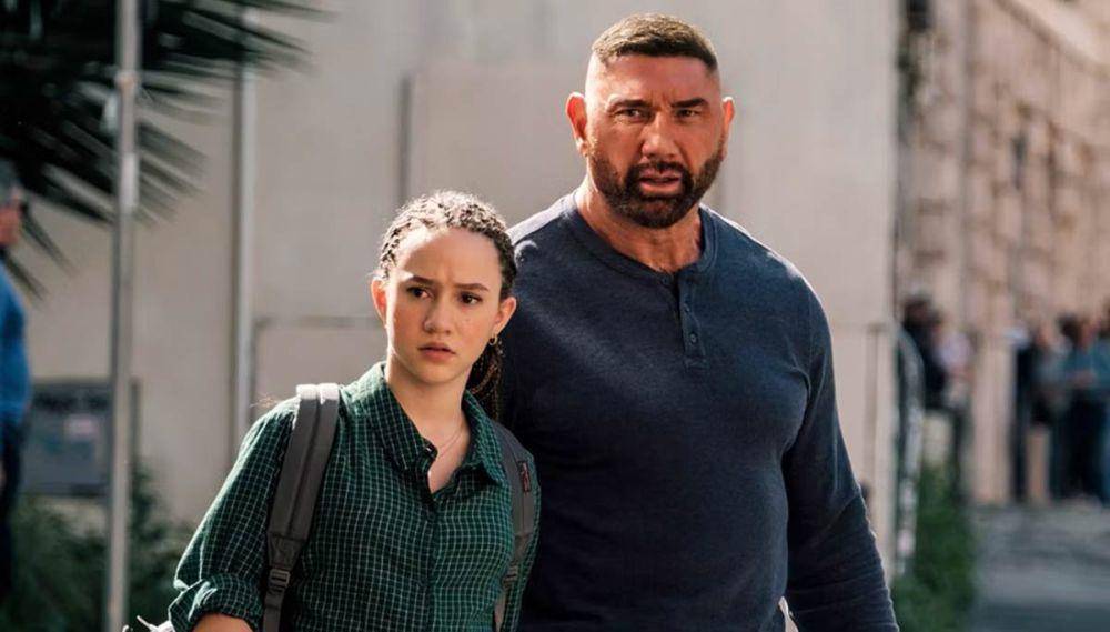 Chloe Coleman dan Dave Bautista dalam film My Spy: The Eternal City. (dok. Prime Video/My Spy: The Eternal City)