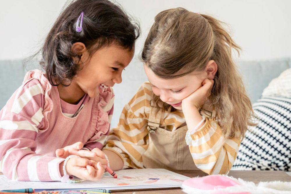 ilustrasi anak sedang bermain dengan temannya (pexels.com/Eren Li)