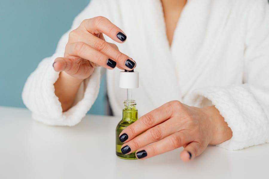 Ilustrasi body oil (Pexels.com/Karolina Kaboompics)