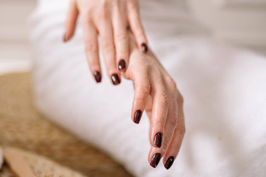 Ilustrasi mengoleskan body scrub (Pexels.com/Yan Krukau)