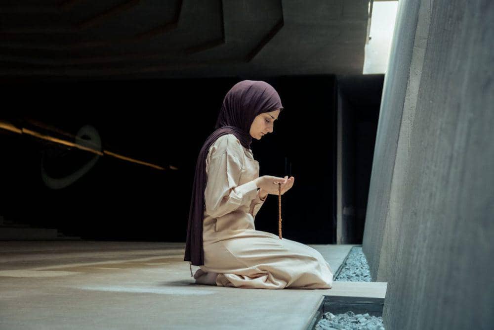 ilustrasi seorang wanita sedang berdoa (pexels.com/Zeynep Sude Emek)