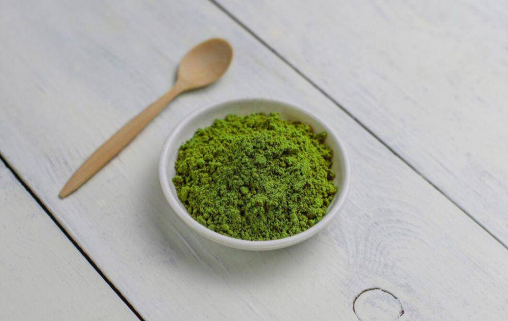 ilustrasi matcha bubuk (freepik.com/azerbaijan-stockers)