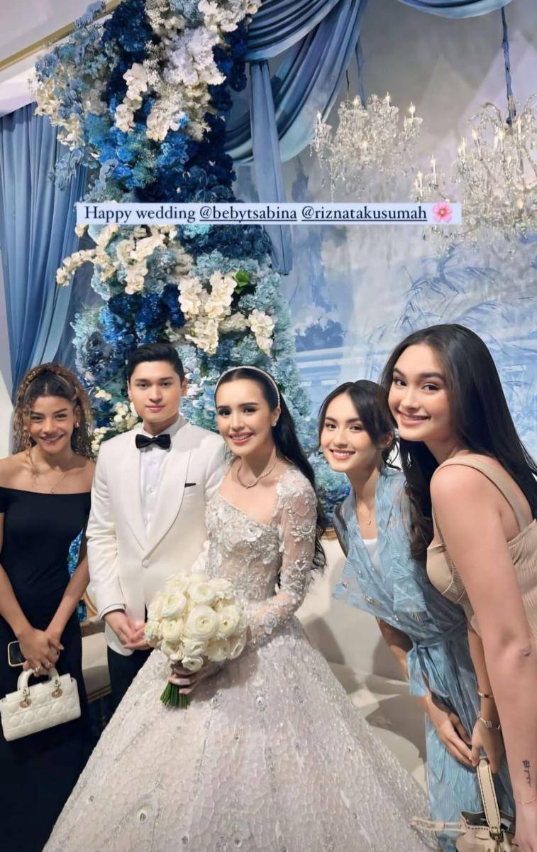gaya resepsi nikah Beby Tsabina (instagram.com/angiemstwn)
