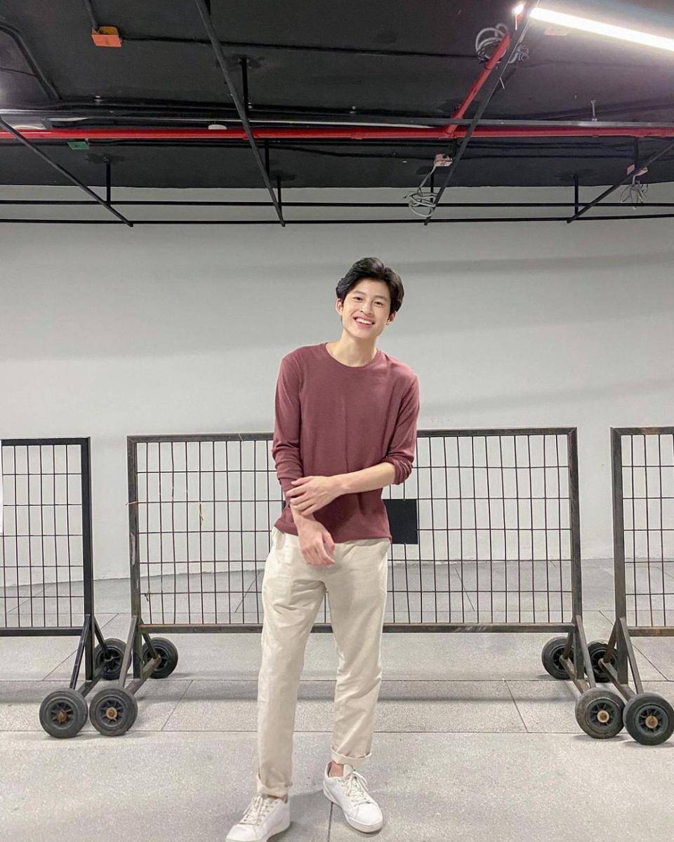 style clean outfit ala Pond Naravit (instagram.com/ppnaravit)