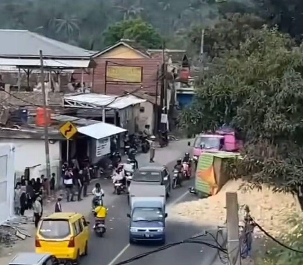 Truk Angkut Hasil Tambang Terguling di Jalan Berkelok KBB
