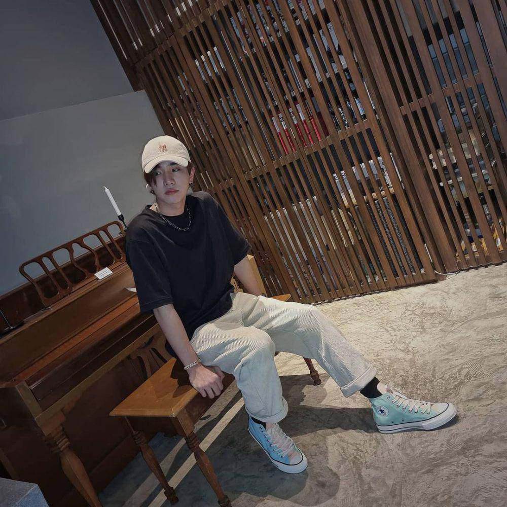 potret mix and match oversized t-shirt ala Perth Tanapon (instagram.com/perthppe)