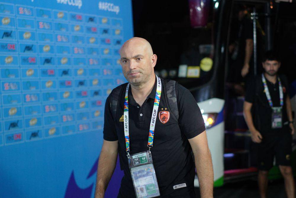 Pelatih kepala PSM Makassar, Bernardo Tavares, saat tiba di Likas Stadium Kinabalu Malaysia untuk laga matchday keenam Grup H AFC Cup 2023/24 kontra Sabah FC pada 14 Desember 2023. (Dok. Asian Football Confederation (AFC))
