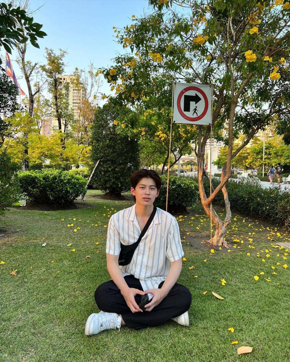 style clean outfit ala Pond Naravit (instagram.com/ppnaravit)