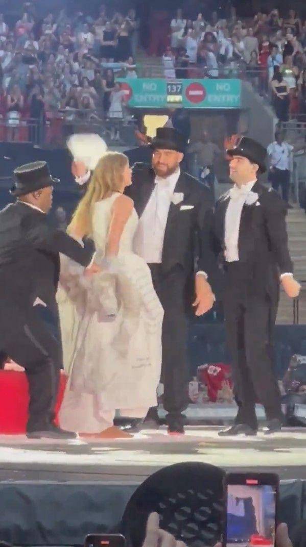 potret Travis Kelce di konser Taylor Swift (x.com/traviskelce_fan)