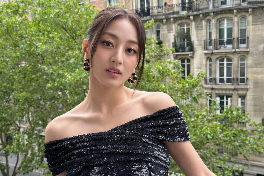 7 Potret Jihyo TWICE di Paris Fashion Week, Ketemu Choi Woo Shik