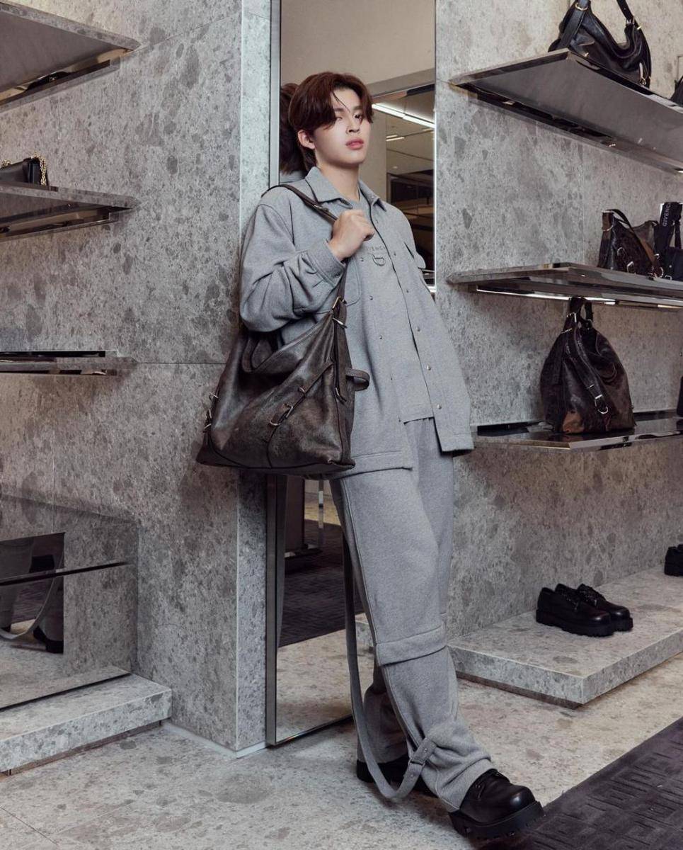 style clean outfit ala Pond Naravit (instagram.com/ppnaravit)
