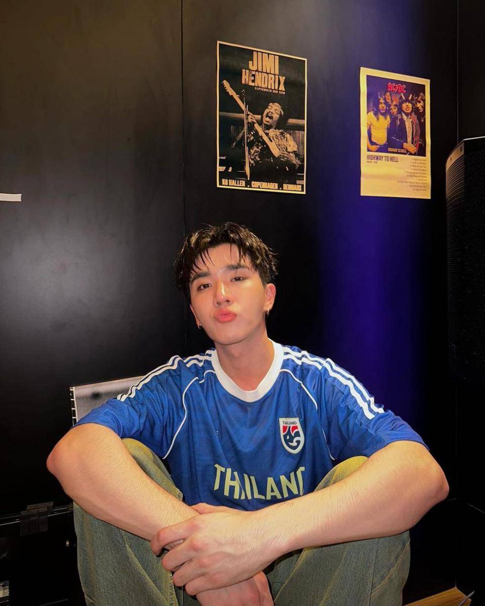 potret mix and match oversized t-shirt ala Perth Tanapon (instagram.com/perthppe)