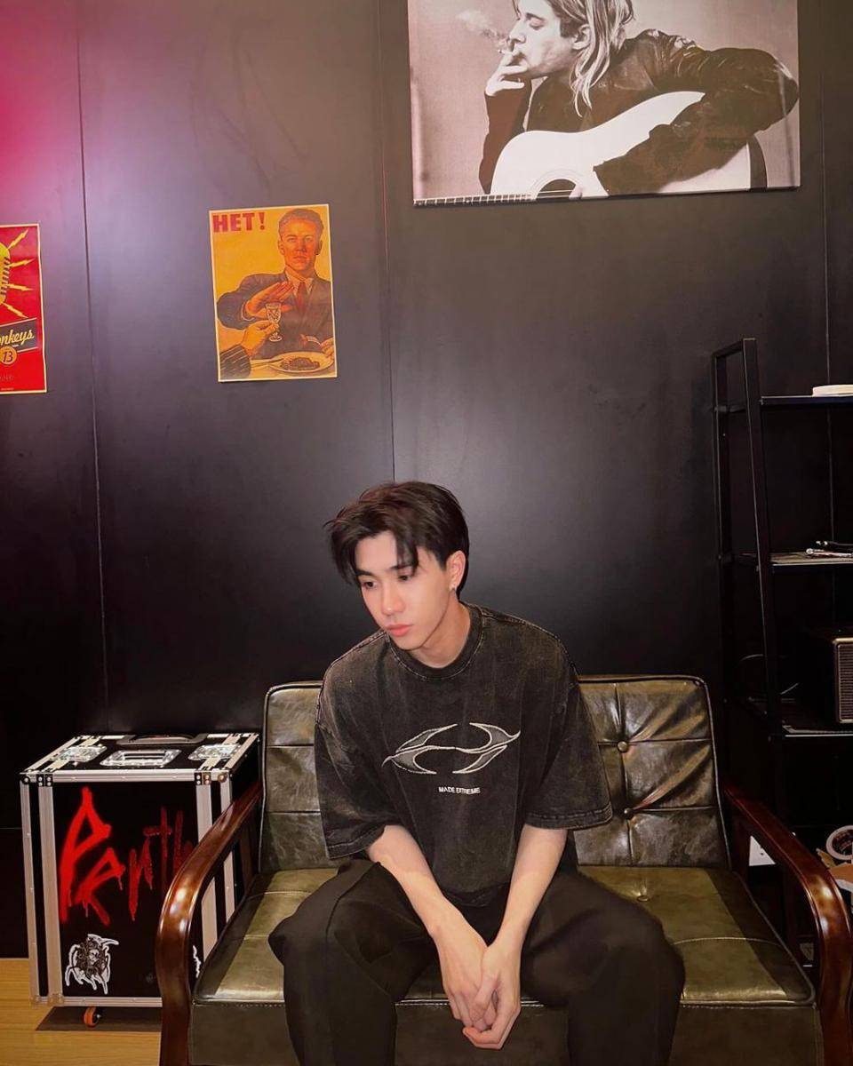 potret mix and match oversized t-shirt ala Perth Tanapon (instagram.com/perthppe)