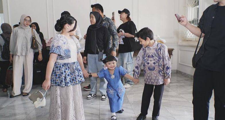 potret Arsy momong Ameena di acara lamaran Thariq dan Aaliyah (instagram.com/ashanty_ash)