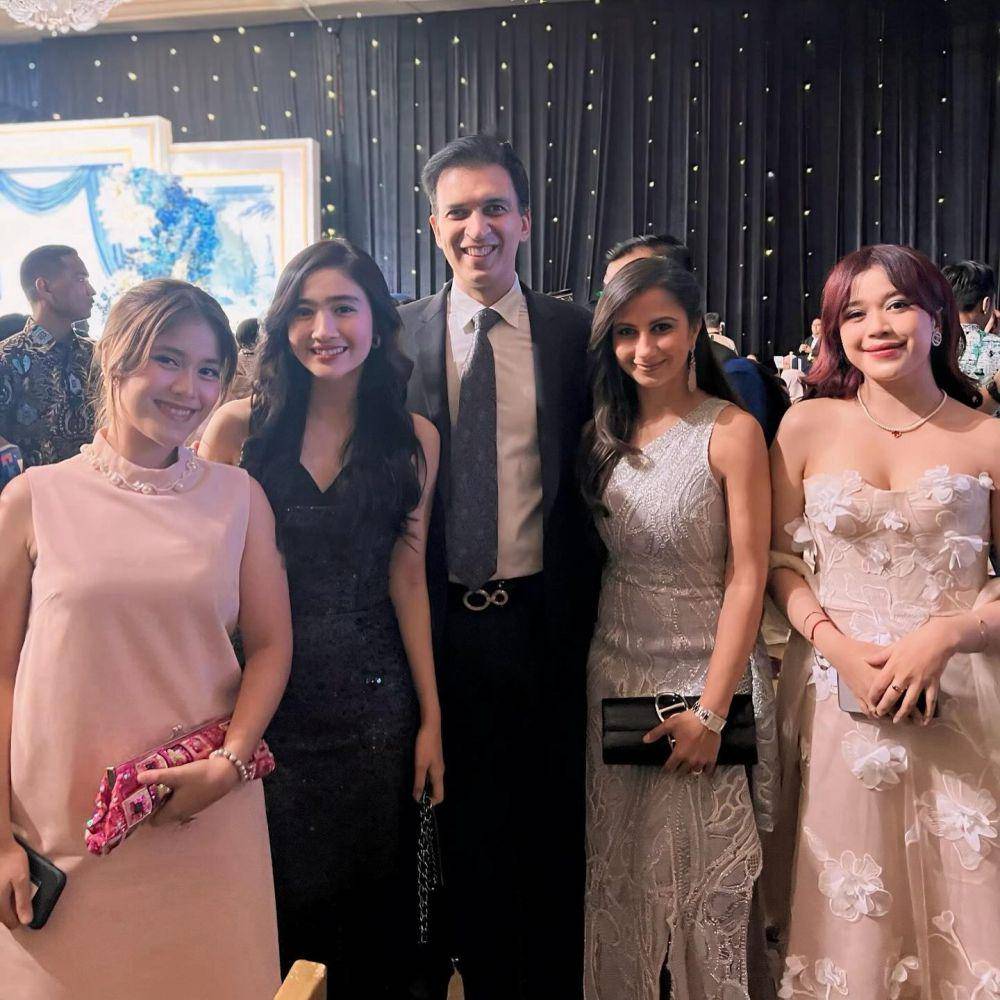 artis di pernikahan Beby Tsabina (Instagram.com/manojpunjabi)
